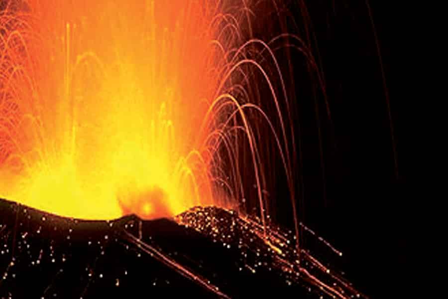Ab Tropea: Stromboli bei Nacht. Foto: GetYourGuide Ab Tropea: Stromboli bei Nacht. Foto: GetYourGuide