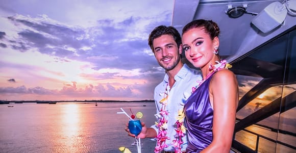 Bali/Benoa: Sunset Dinner Cruise with Buffet and Live Show