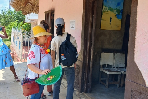 Palenque; traditionele geneeskunde en huismuseum.Palenque; traditionele geneeskunde, museumhuis, muurschildering in de taal.