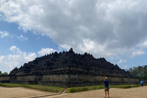 Amanecer desde la colina de Setumbu Templo de Borobudur y PrambananAmanecer en Borobudur desde la colina de Setumbu Templo de Prambanan