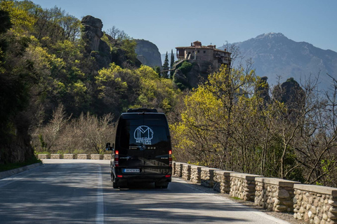 Da Atene: Escursione di un giorno al Monastero di Meteora in treno e autobusDa Atene: gita di un giorno al Monastero di Meteora