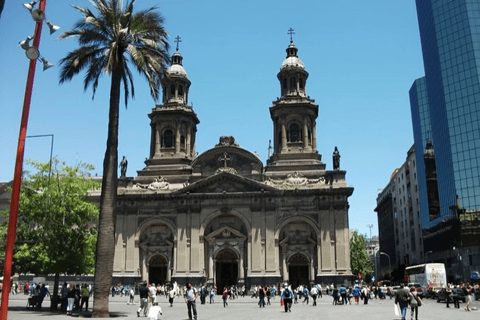 Santiago: tour guidato a piedi con una guida dei siti da non perdereSantiago: tour privato a piedi di 2 ore dei siti da non perdere