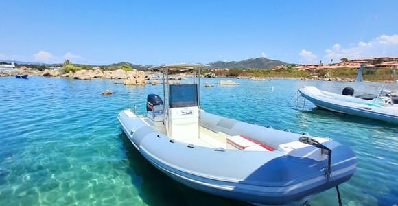 Von Porto Rotondo aus: RIB Tour zu den Stränden von Porto Cervo