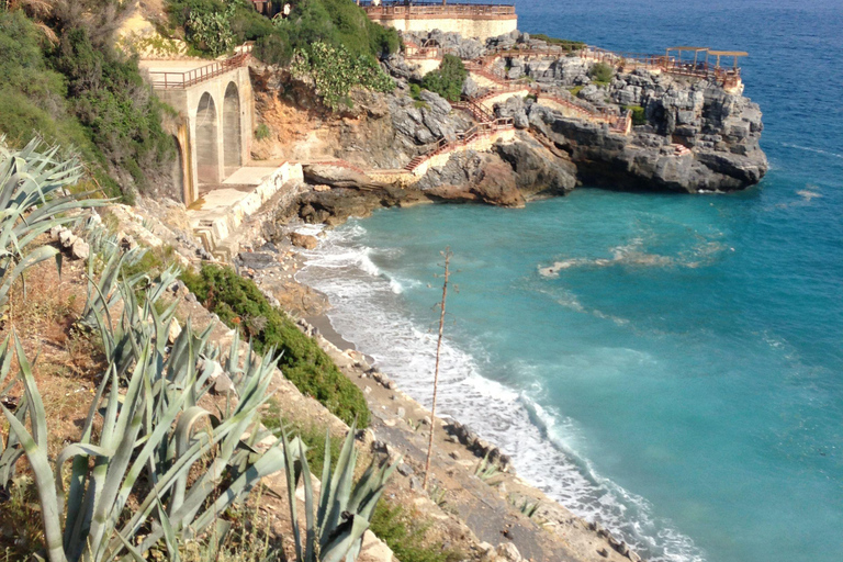 Crociera sulla costa di Alanya: Sole, bagni e panoramiPunto d&#039;incontro nel porto di Alanya presso la barca