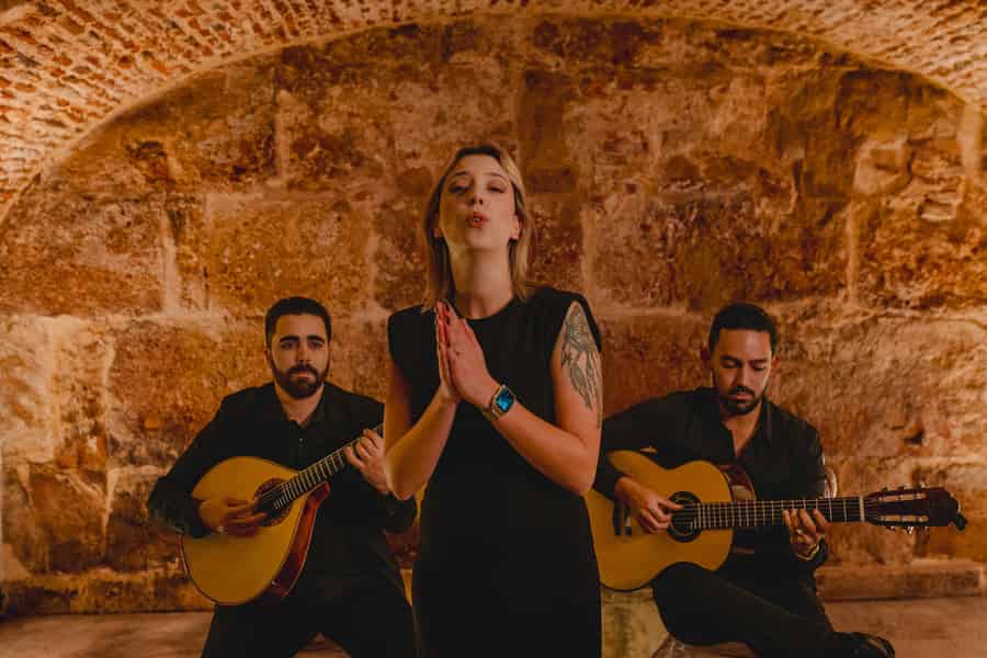 Lissabon: Fado-Show mit Wein in einer historischen Kulisse