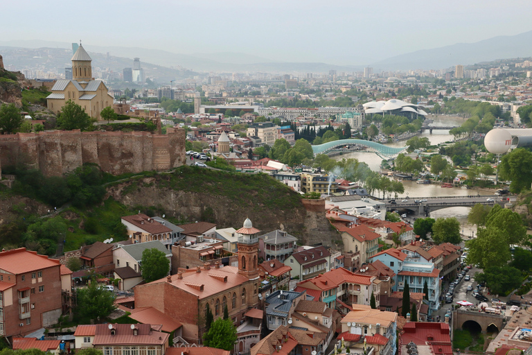 Tiflis: Halbtagestour mit Guide und 12 F&amp;B-Verkostungen