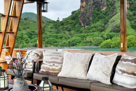 Komodo: Full-Day Sailing Trip by New Luxury Phinisi