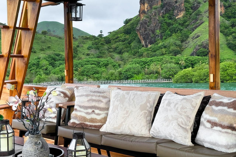 Komodo: Full-Day Sailing Trip by New Luxury Phinisi