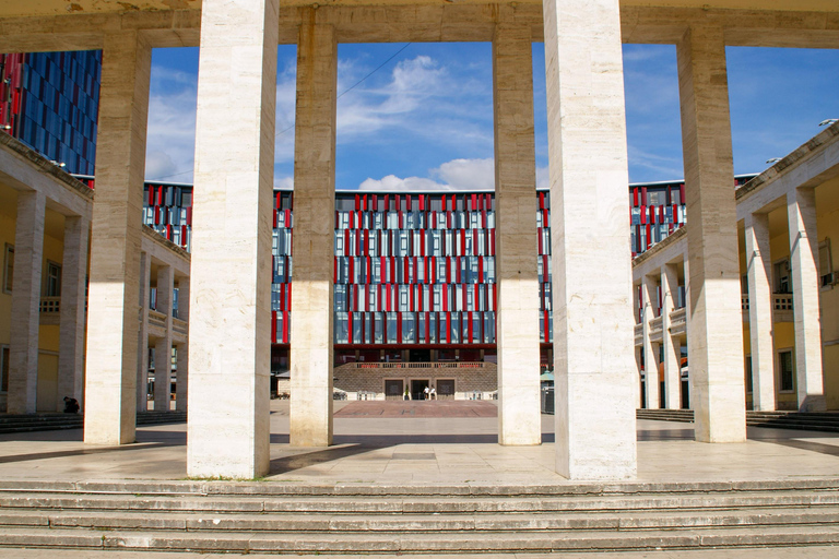 &quot;Von Tirana nach Albanien: Auf den Spuren eines historischen Weges&quot;Tirana: Geführte Stadtführung Französisch