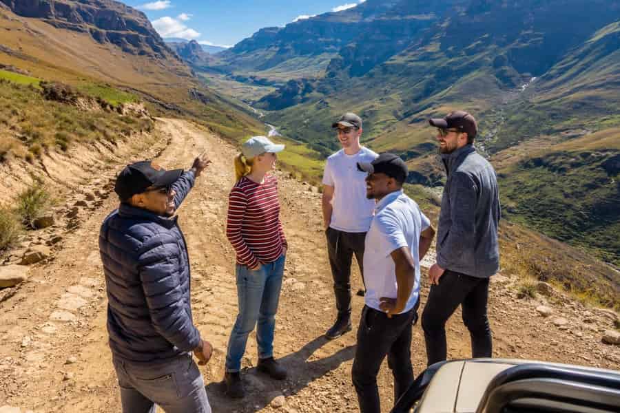 Von Underberg aus: 4x4 Sani Pass Tour und Besuch eines Basotho-Dorfes. Foto: GetYourGuide Von Underberg aus: 4x4 Sani Pass Tour und Besuch eines Basotho-Dorfes. Foto: GetYourGuide
