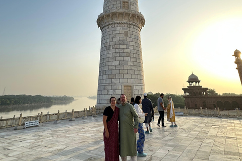 Delhi : excursion de 5 jours dans le Triangle d&#039;Or avec un guide germanophoneExcursion de 5 jours avec hébergement dans des hôtels 4 étoiles