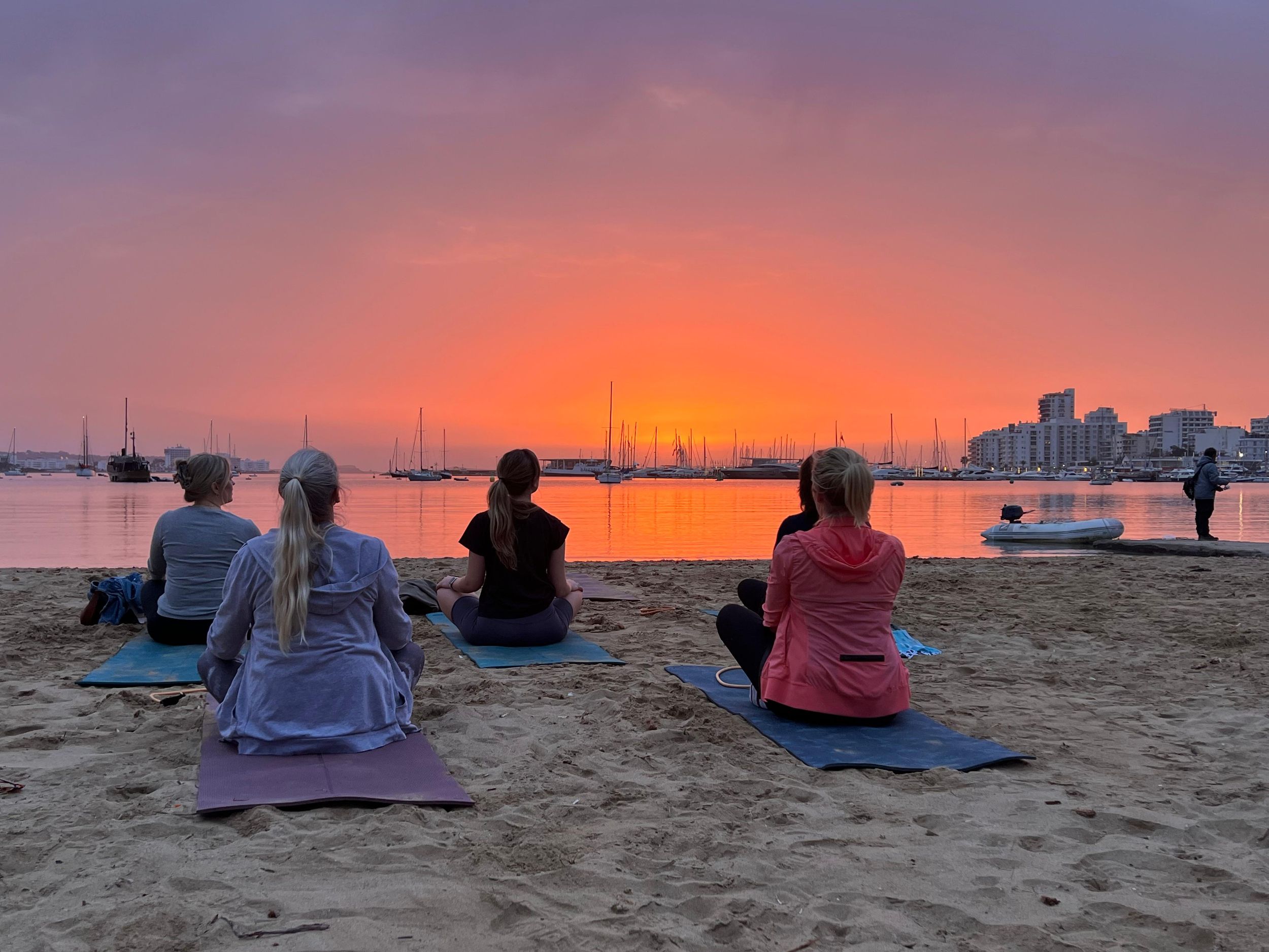 Strand-Yoga auf Ibiza – Kleingruppenkurse am Morgen und bei Sonnenuntergang