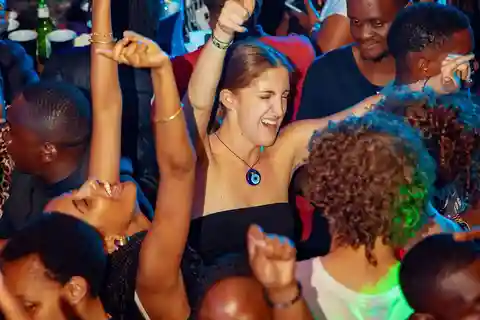 La vida nocturna de la ciudad de Arusha y conocer a los lugareños, hacer nuevos amigos