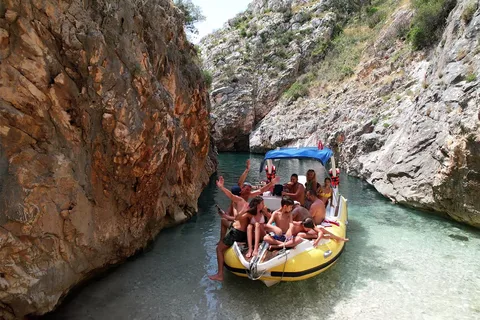 Von Vlore aus: Grama Bay Caves & Beaches Speedboat Guided Tour
