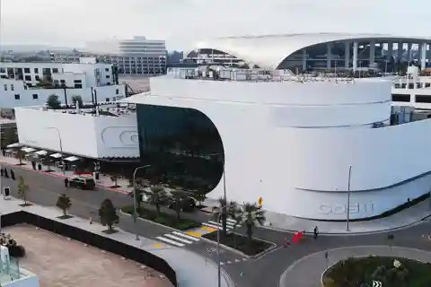 Los Angeles: Cosm Immersive Sporting Event Experience