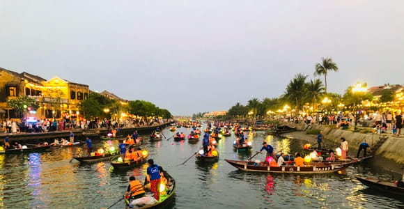 Hoi An: Hoai River Boat Trip by Night and Floating Lantern