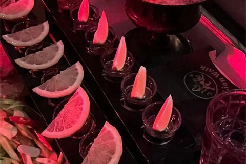 Chengdu: Lionwalk Theatrical Bar Show & Cocktail Ticket Carta Blanca & Beer Set for 3–4 People