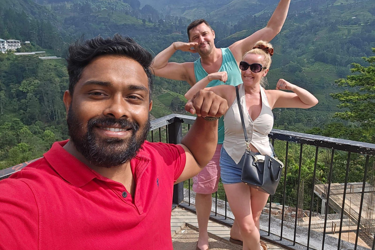 Kandy: Private Tuk-Tuk Transfer to NuwaraEliya with Tea Tour