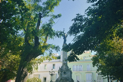 Cádiz: Walking Tour with Tapas and Drinks