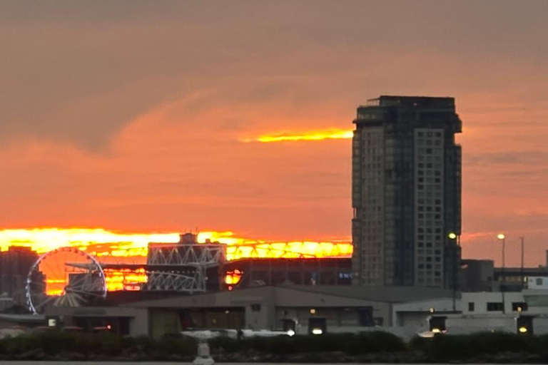 Toronto: Evening Harbour Cruise with Storytelling