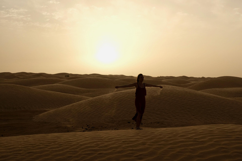 La Guerra de las Galaxias y la puesta de sol en el desierto en Ksar Ghilane