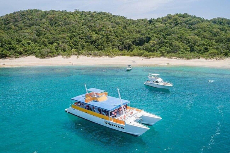 Huatulco: 7 Bays Boat Tour with Snorkeling and Lunch