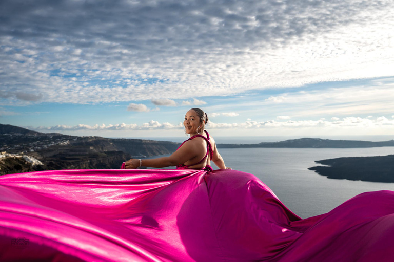 Santorini: Sesión de fotos con vestido voladorOia o Imerovigli: Sesión de fotos con vestido volador de Santorini