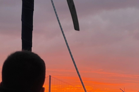 Lisboa:Sunset Sailing Tour at Tagus River with welcome drink