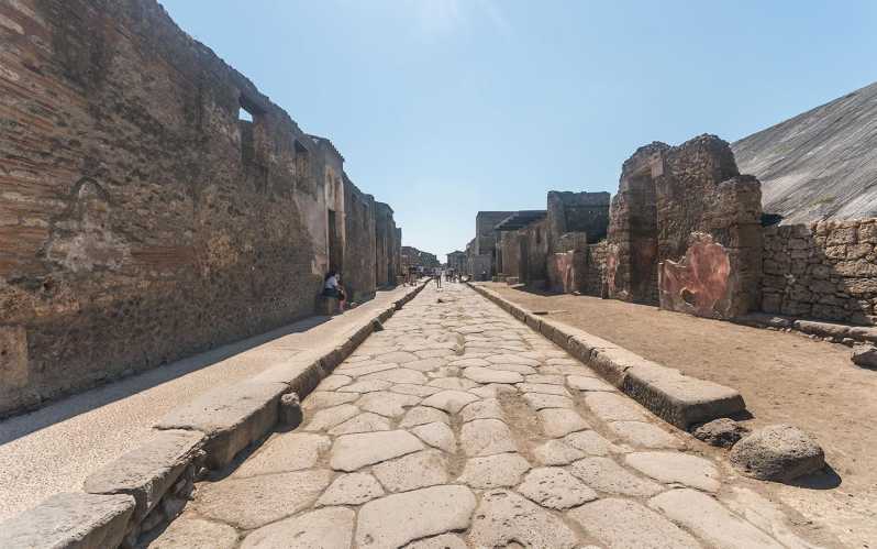 Naples: Private Transfer to Praiano & Pompeii guided tour