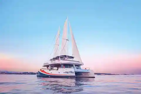 Nice : La Soirée Dîner en Mer en Maxi Catamaran - Villefranche, Cap Ferrat
