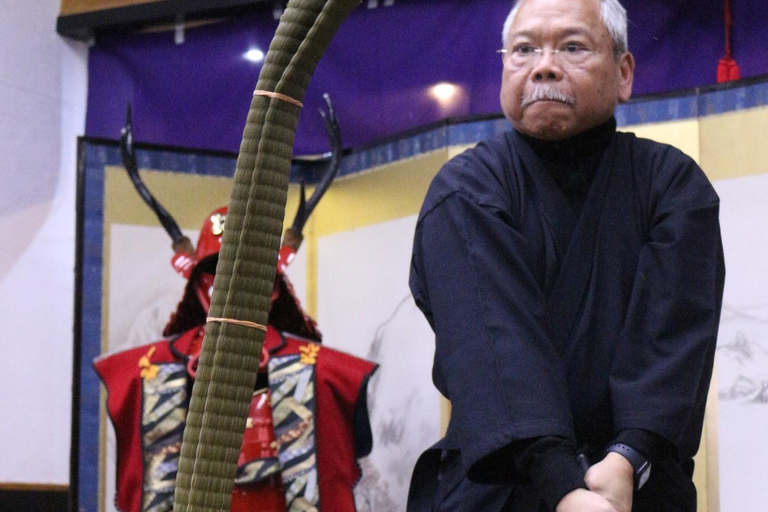 Osaka: 90 minuters lektion i samurajrustning och svärd nära slottetSamurajrustning + samurajsvärdskärning + videofilmning