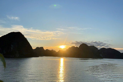 Hanoi: Ha Long Bay Day Trip - Luxury Cruise & Buffet lunch