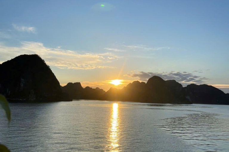 Hanoi: Ha Long Bay Day Trip - Luxury Cruise & Buffet lunch