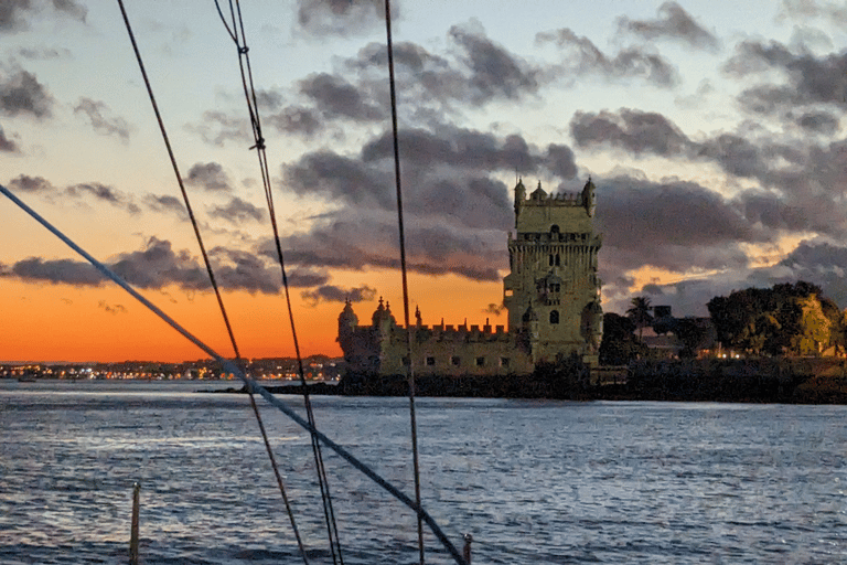 Lissabon: 2 Stunden Bootstour. Gemeinsames Erlebnis. Tag-Sonnenuntergang-NachtLissabon: Bootstour. Gemeinsames Segelerlebnis. Sonnenuntergang.