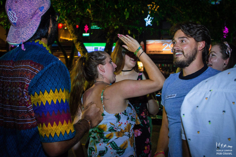 Kuala Lumpur: pub crawl in 3 locali con drinkKuala Lumpur: pub crawl serale in 3 locali con bevande