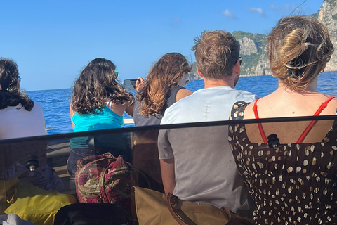 Passeio de barco compartilhado em Capri saindo de Sorrento