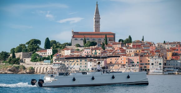 Rovinj: Sonnenuntergangs- & Delfin-Gruppentouren mit dem Katamaran