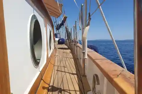 Zadar: autentikus fa csónakázás italokkal
