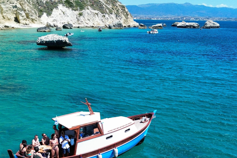 Cagliari: Quality boat tour + aperitif
