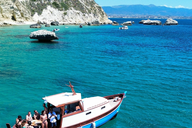Cagliari: Quality boat tour + aperitif