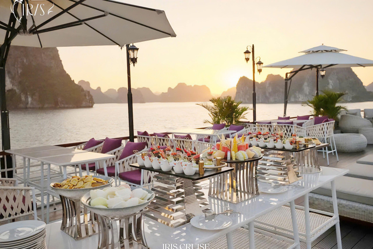 Hanói: Cruzeiro de 5 estrelas na Baía de Halong com almoço, jacuzzi e festa