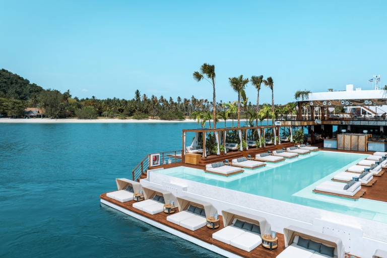 Phuket: YONA Floating Beach Club Tageserlebnis3 Gäste Pool Bett Option