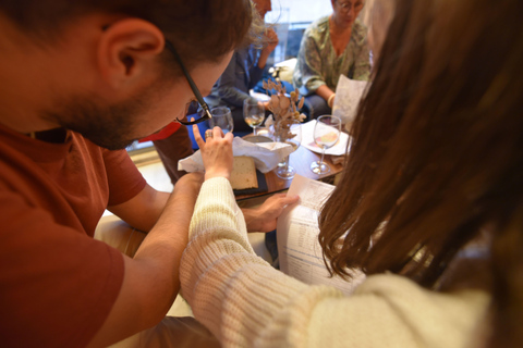 Workshop de degustação de queijos e vinhos com um vendedor de queijos local