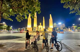 Bangkok bei Nacht mit dem Elektroroller und/oder Fahrrad
