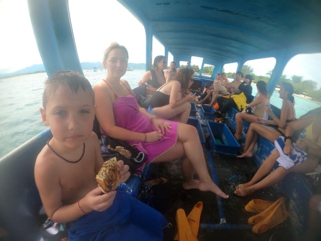 3-Island Snorkeling Trip with Sea Turtles & Statues