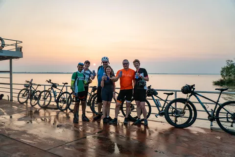 Phnom Penh: Passeio de bicicleta ao pôr do sol na Ilha da Seda inclui bebidas