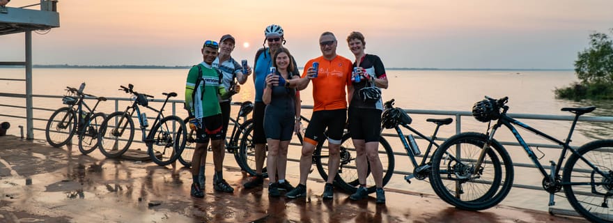 Visite à vélo de l'île de la Soie à Phnom Penh au coucher du soleil, incluant nourriture et boissons