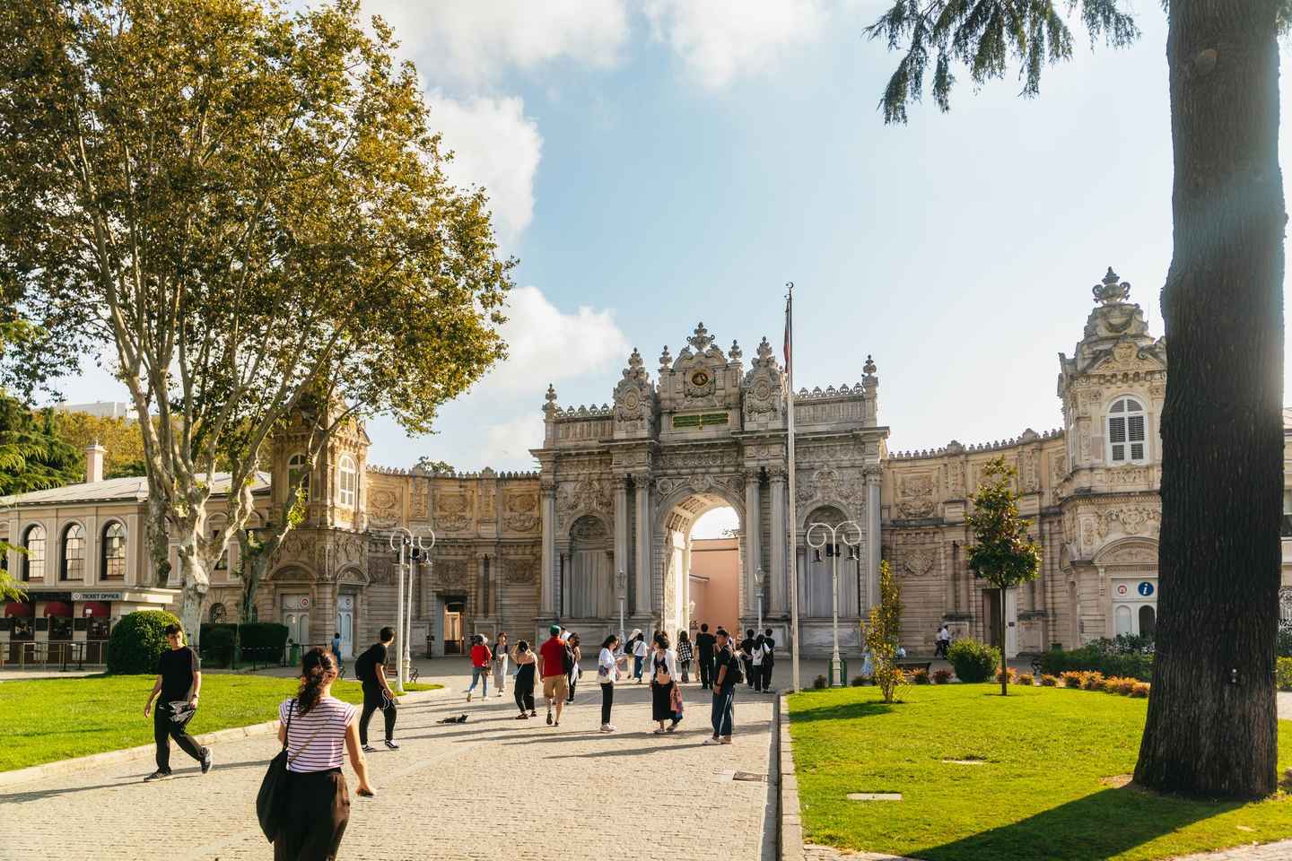 Istanbul: Dolmabahce Palace and Harem Fast-Track & Audio