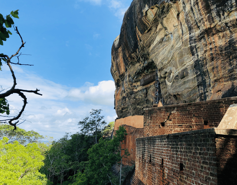 Excursión Privada de Día Completo a la Roca del León de Sigiriya y