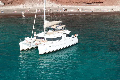 Croisière d'une journée en catamaran à Santorin : Déjeuner, boissons et transferts